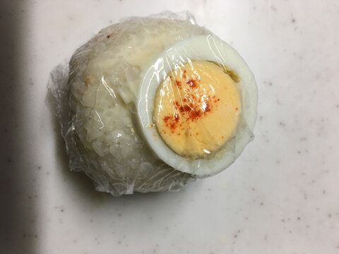 赤パプリカで彩り(*^^*)ゆで卵マヨ付きおにぎり
